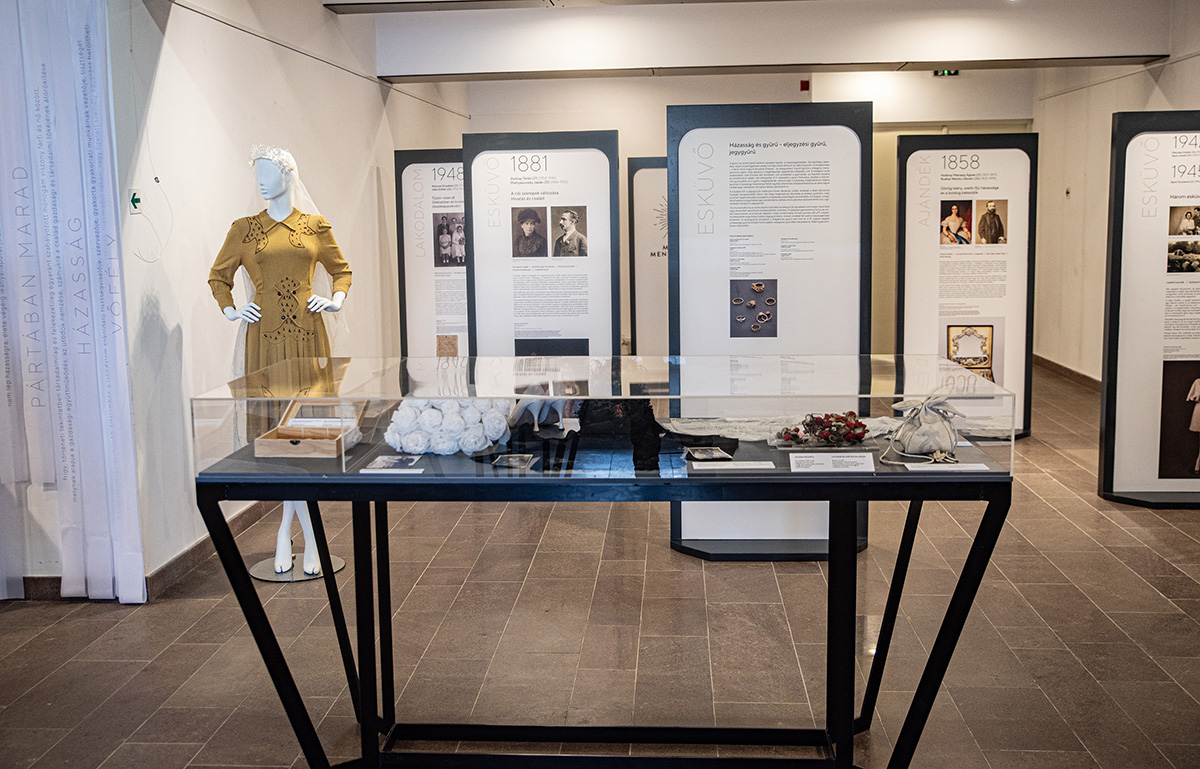 Megnyitották a Székely menyasszony kiállítást Csíkszeredában